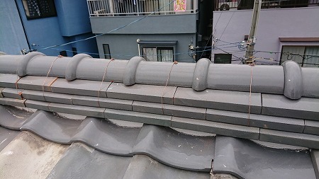 新しい瓦で棟積み