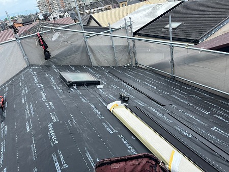 粘着下葺材貼り