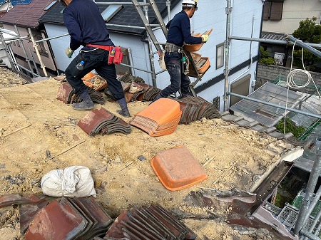 寝屋川市で日本瓦の瓦解体工事を行いました。瓦の解体は、土まみれになるキツイ仕事なんです。