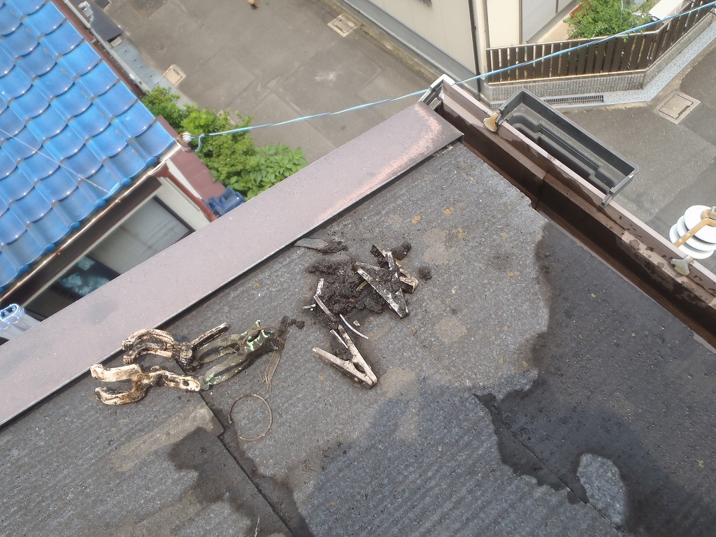 門真市で雨どいから水があふれる！原因調査で判明した驚きの詰まりと屋根サビの追加工事をレポート