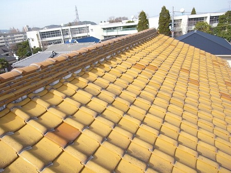 黄色い釉薬瓦屋根点検