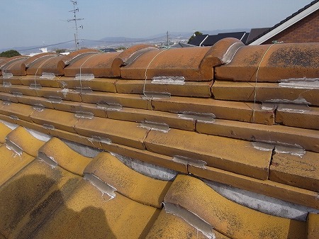 門真市で築40年の屋根点検｜希少な黄色の釉薬瓦とラバーロックの注意点