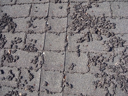 寝屋川市で築40年屋根点検！剥がれたシングルの原因と補修案