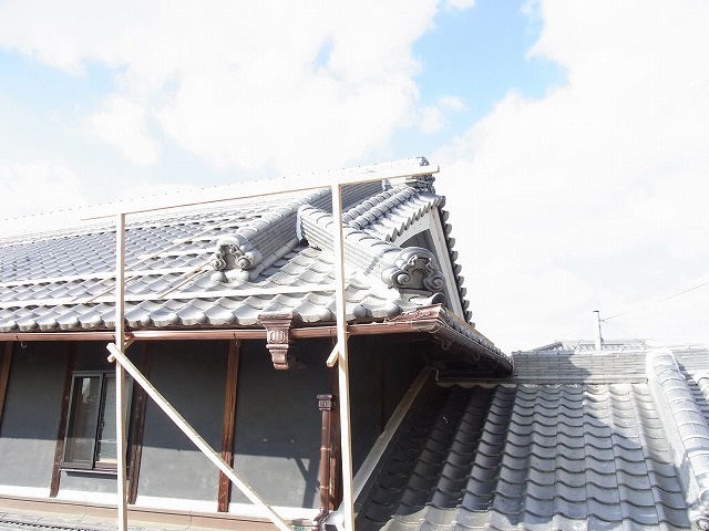 枚方市｜入母屋屋根の「降り棟」補修工事！鬼瓦のズレを最新の固定技術と強力モルタルで根本から解決します