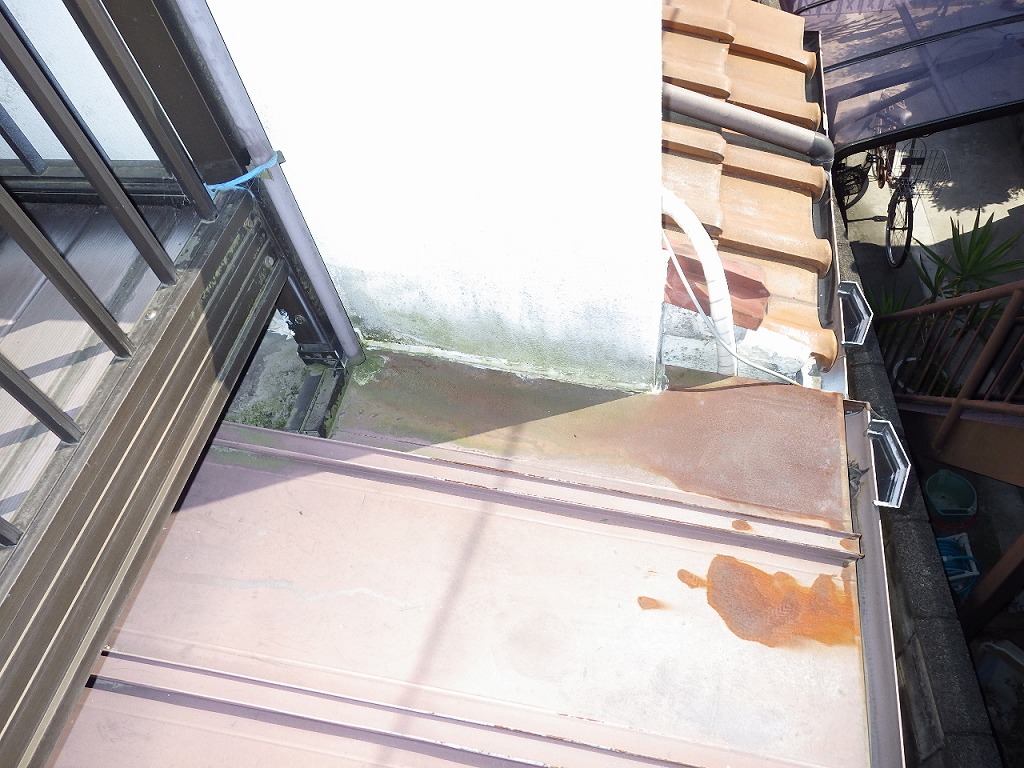 門真市にて雨漏り調査！和室のシミと後付けベランダに隠された意外な原因とは？