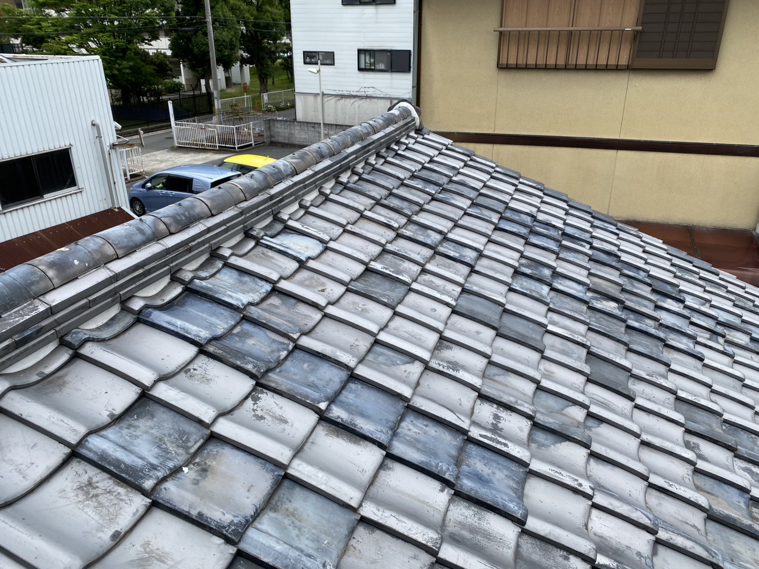 門真市 雨漏りを引き起こしていた日本瓦屋根!!棟の積みなおし工事をしました。