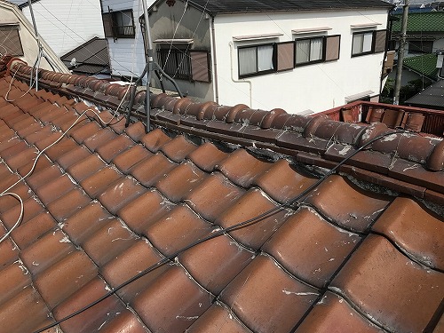 屋根中にコーキングが塗られてます。