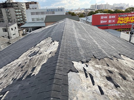 寝屋川市で台風で飛散したシングル葺のマンション屋根の調査を行いました。