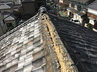 棟は台風の被害で棟瓦が飛散してしまっています。
