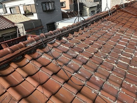 大阪市旭区の長屋で雨漏り！所有者が違う連棟屋根の修理の難しさと解決策