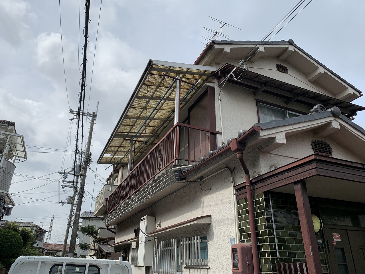 枚方市　青緑瓦二階建てのお宅台風被害によるベランダ波板の調査に伺いました