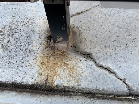 門真市で雨漏り調査！原因は屋根でなくベランダのひび割れと詰まり？