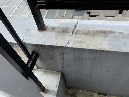 ベランダ手すり土台クラック