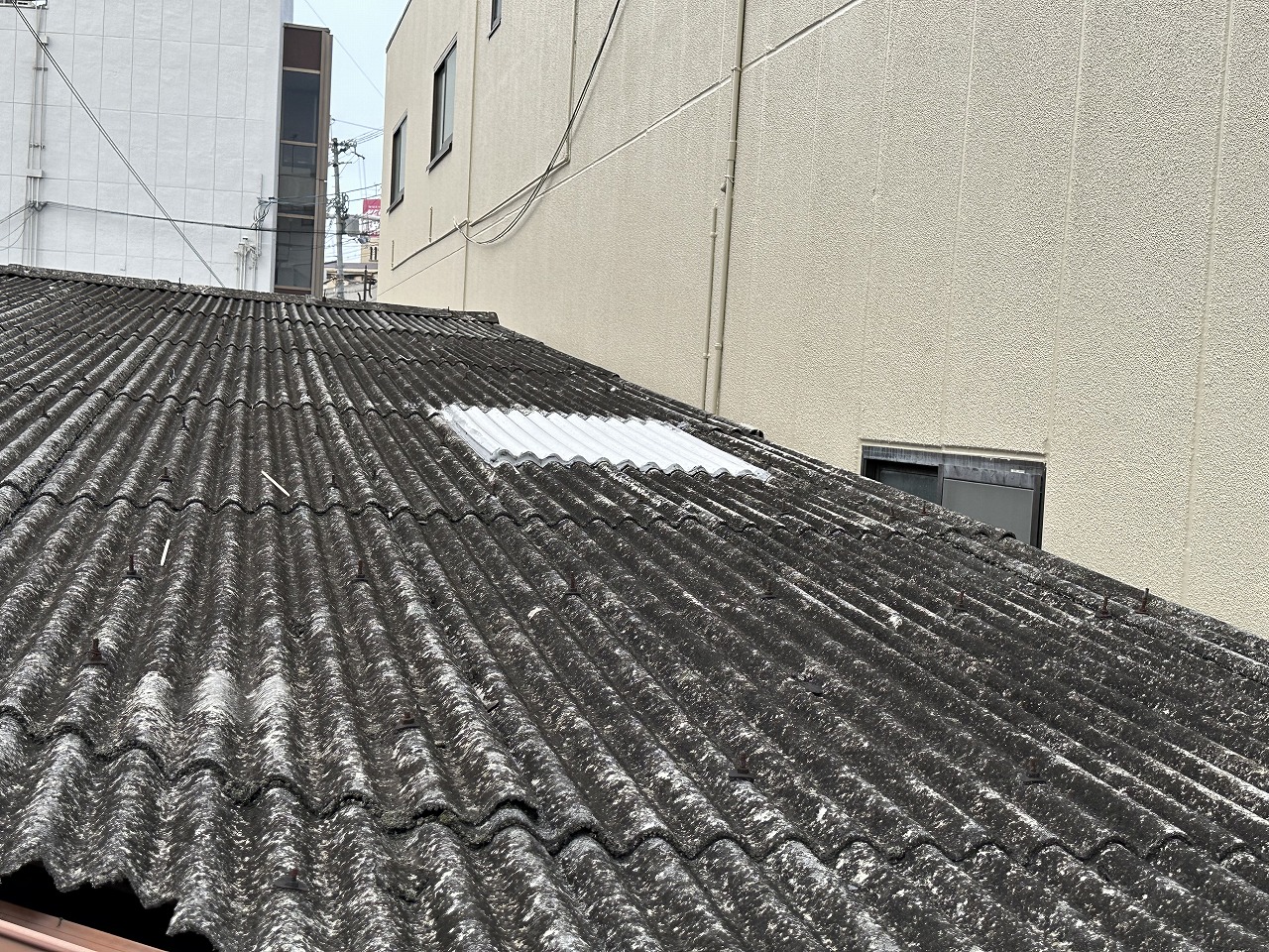 寝屋川市　月極駐車場の屋根小波スレートの差し替えを行いました。