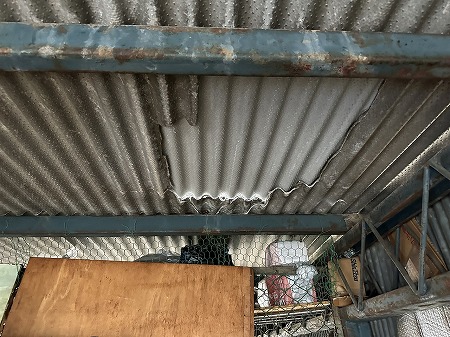 割れたスレートを上からカバーして補修