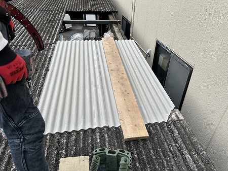 寝屋川市｜ガレージ倉庫の雨漏り修理、その場しのぎの補修は逆効果？波板スレート交換事例