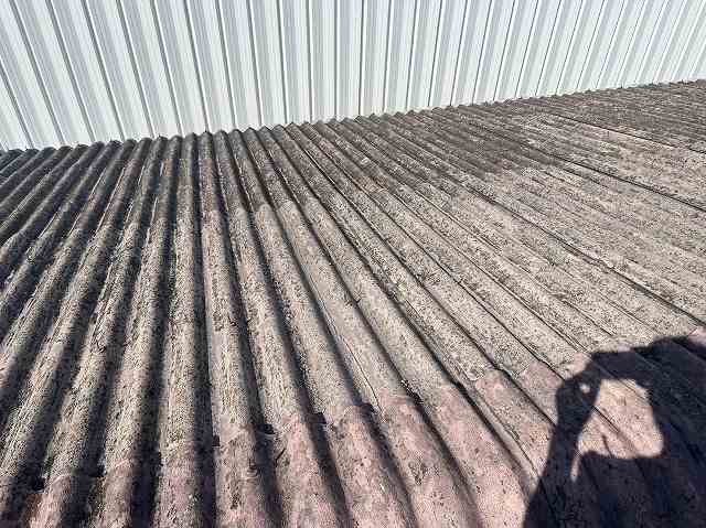 【門真市】工場のスレート屋根から雨漏り発生！放置のリスクと「アスベスト」に配慮した最適な補修プランとは？