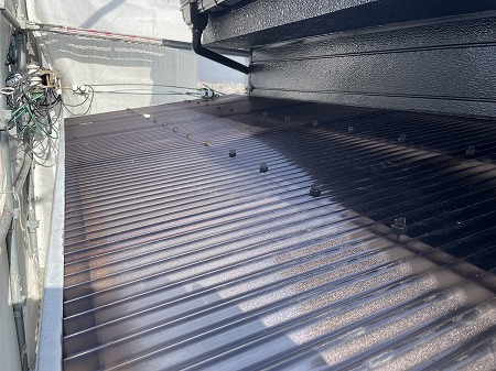 四條畷市　経年劣化したベランダ波板を新しいポリカナミイタで張替してます！