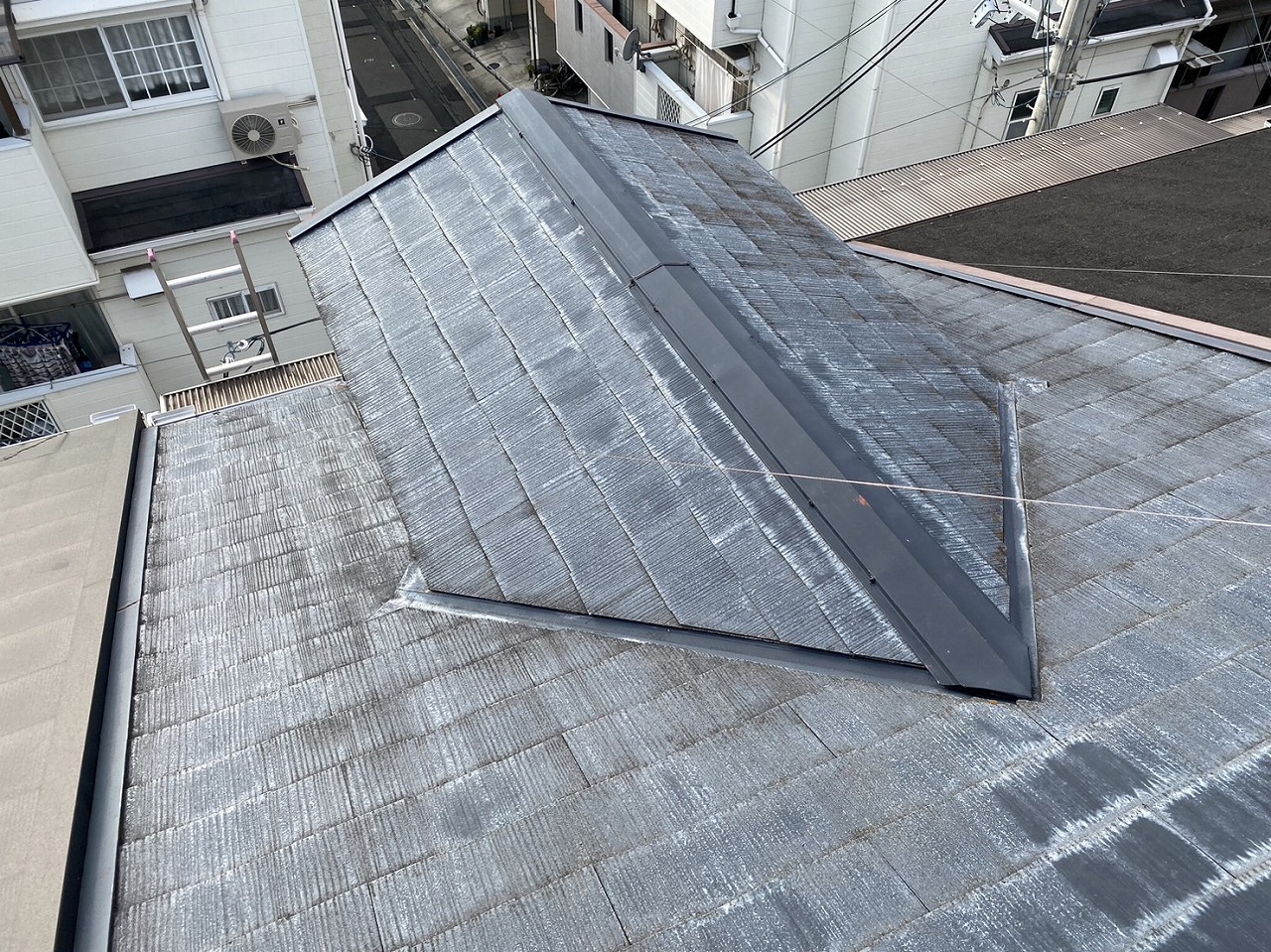 【寝屋川市】3階建の屋根点検！珍しい「ガラス瓦」と雨漏り補修跡