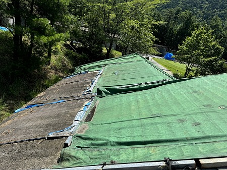 能勢町のゴルフ場の管理棟屋根の雨漏現調にいきましたが、酷い状態でした。