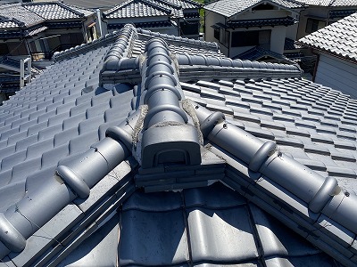棟瓦の歪みと漆喰の劣化を確認
