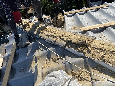 古い棟土の撤去作業