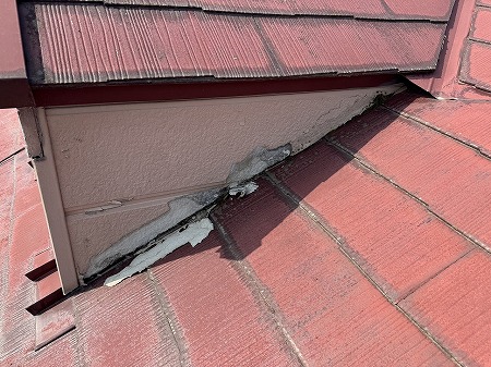 赤いカラーベスト屋根の落とし穴｜ドーマ周りで進む劣化を検証【寝屋川市】