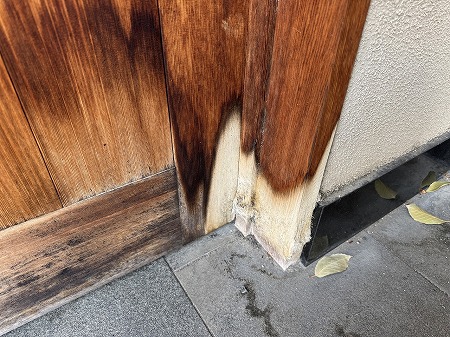 守口市　門屋の木製建具回りの雨じみ対策の現地確認に伺いました。