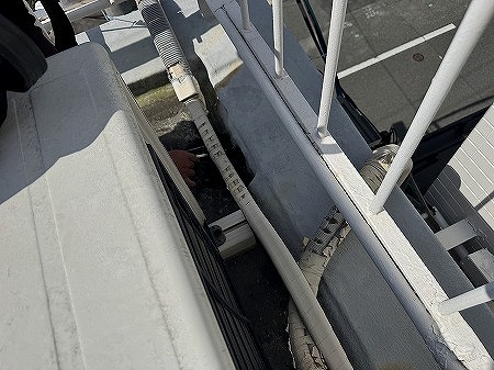 室外機の裏に排水口