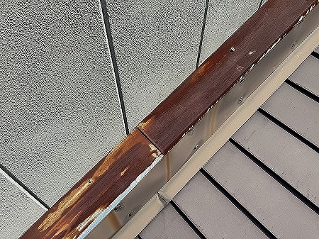 大阪市生野区　切り離し住宅のパラペット屋根壁付近からの雨漏りの為、笠木板金の交換工事を行いました。