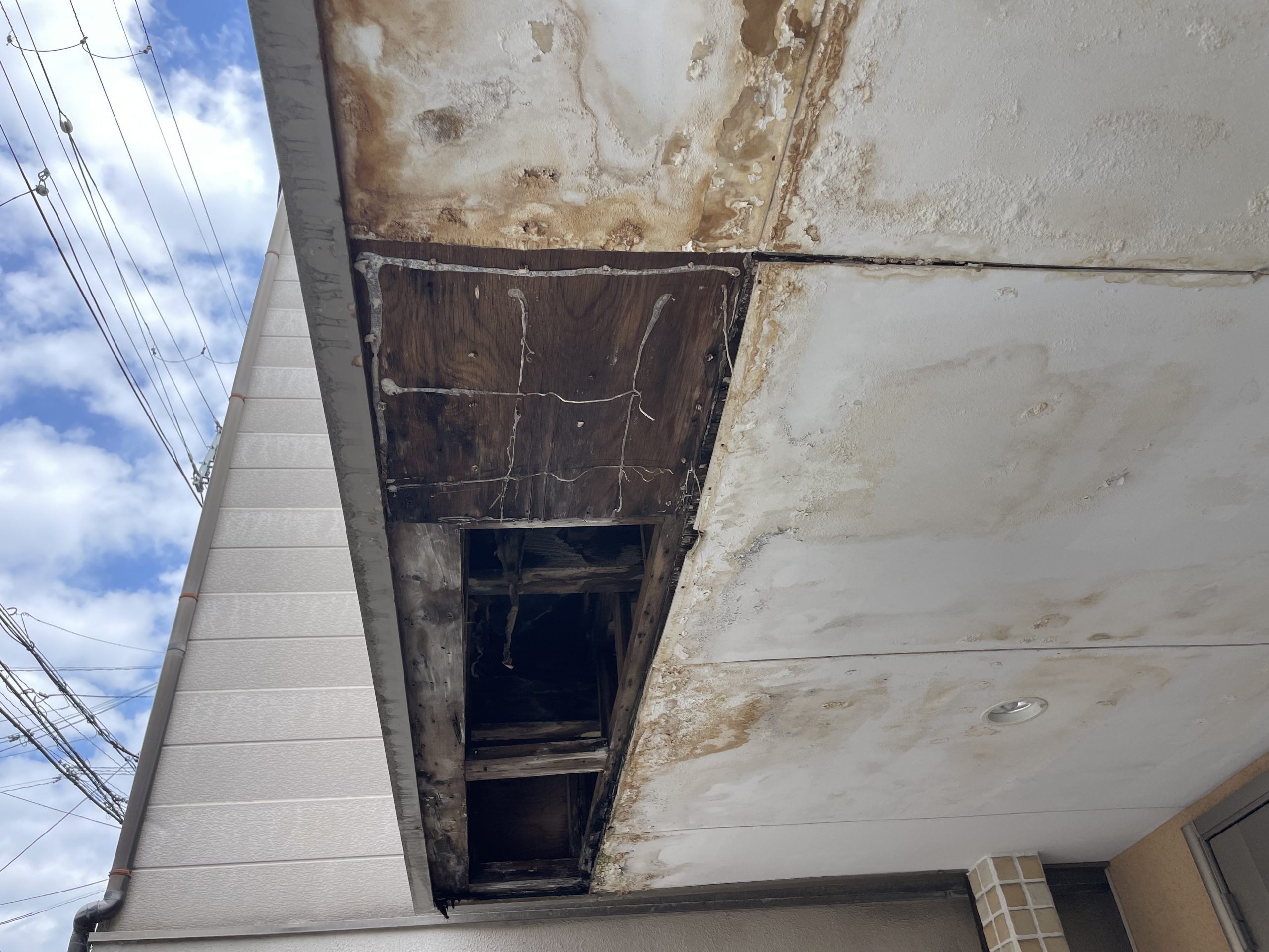 枚方市　腐敗したベランダを破壊？！綺麗に修繕してきました！