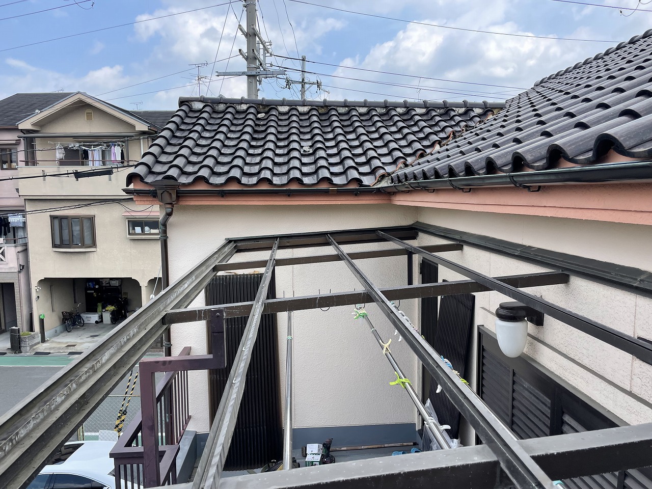 門真市　劣化したベランダ屋根の修繕！！ポリカナミイタ張替工事