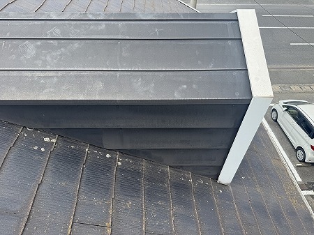 門真市　アパート屋根についている飾り屋根、ドーマ屋根（通称ハト小屋）というのですが、その部分から雨漏り。原因は本当に飾りだったからです。