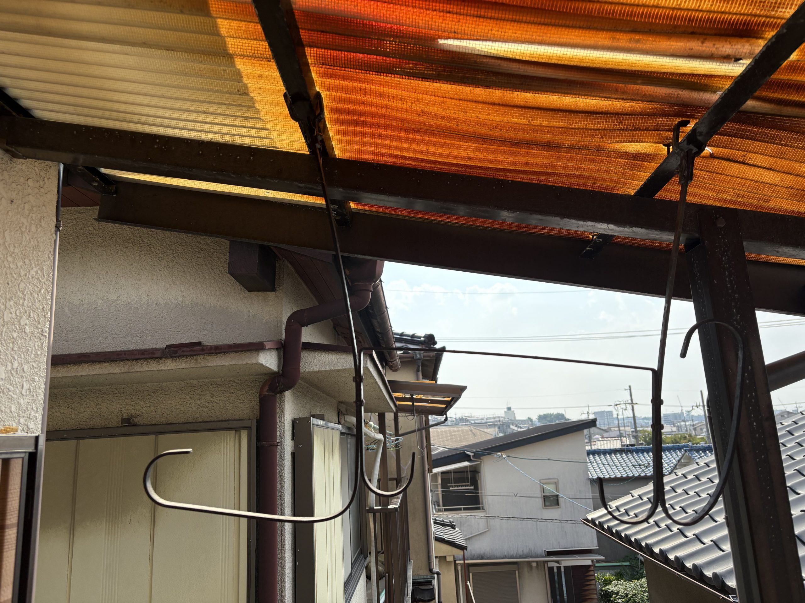 枚方市　2階建て和瓦屋根のお宅のベランダ波板２ヵ所を張替に行ってきました‼