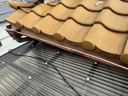 ねずみが家に侵入して、駆除業者から屋根の隙間から入ってるので見もらって下さいと言われたとのことで屋根点検のご依頼がありました。