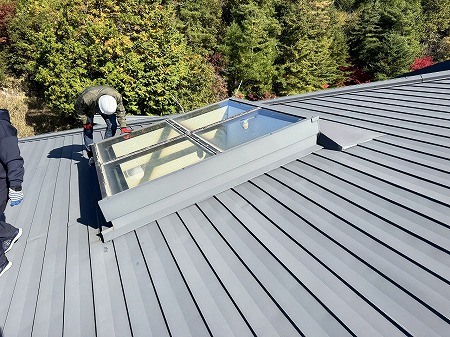 ゴルフ場のクラブハウスの天窓から雨漏り、天窓は明りが入り室内が明るくなっていいですが、メンテナンスは必要です。