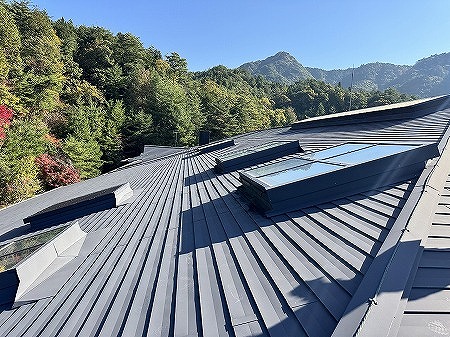 ゴルフ場のクラブハウスの天窓から雨漏り、ポリカ波板でカバーして採光を妨げず、雨漏りを防ぐように工事を行いました。