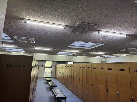 クラブハウスの更衣室に雨漏
