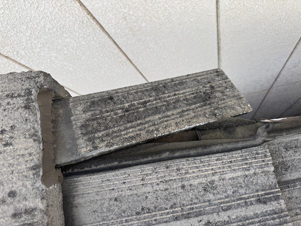 棟際のケラバ瓦だけ残った