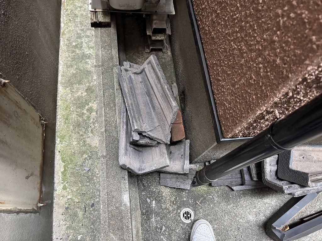 大東市でモニエル瓦「ホームステッド」のケラバ瓦が一列すべて落下しました