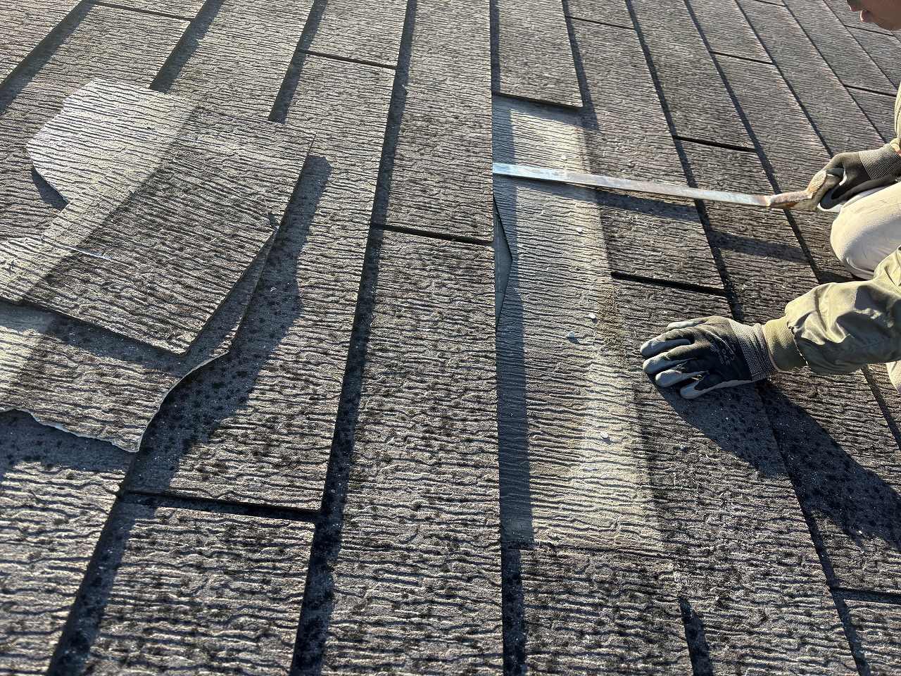 門真市でコロニアル・ネオの屋根割れ補修｜電気屋さんの指摘から特殊工具で部分差し替え