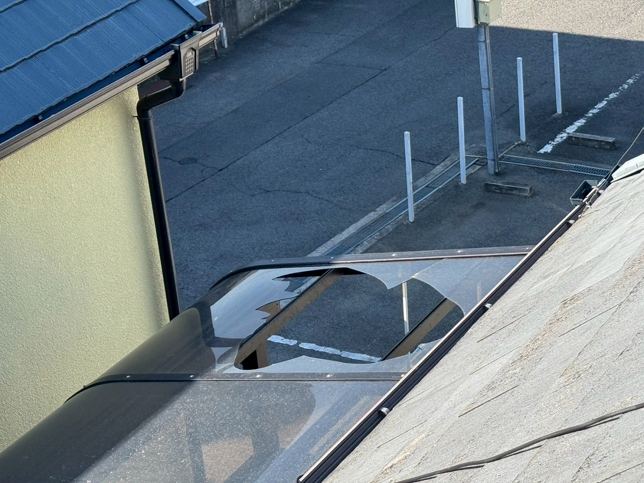 羽曳野市ポリカストレート板割れ