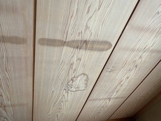 「屋根を直したのに天井にシミが…」枚方市での現地調査から見えた、雨漏りではない“意外な正体”とは？