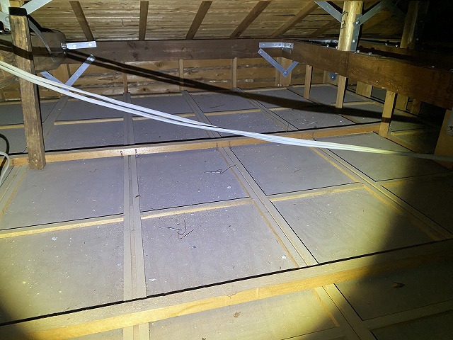 天井裏2　枚方市