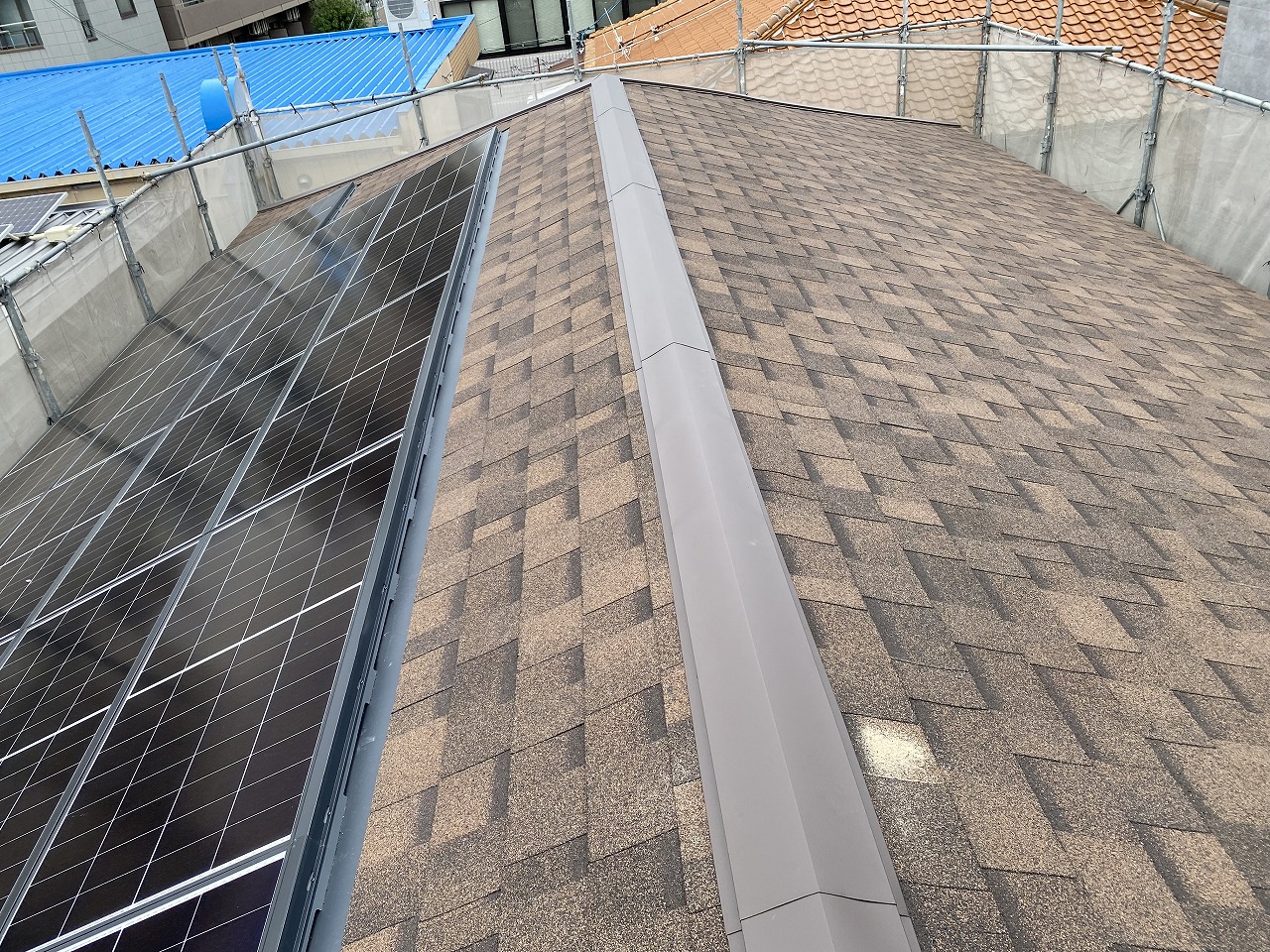 枚方市｜太陽光パネル×アスファルトシングル屋根の完成！雨漏りを防ぐ「棟」のこだわり施工を徹底解説
