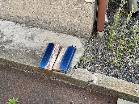 落下した青緑色の熨斗瓦です。