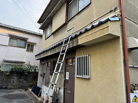 庇ですので、簡易梯子で作業
