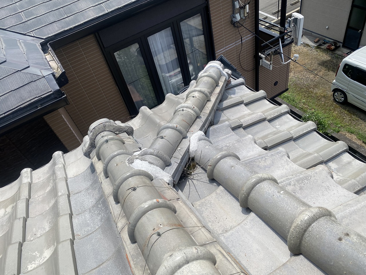 【枚方市】天井に雨漏りのシミが！ハイシルバー瓦屋根を現地調査で見えた劣化原因と対策