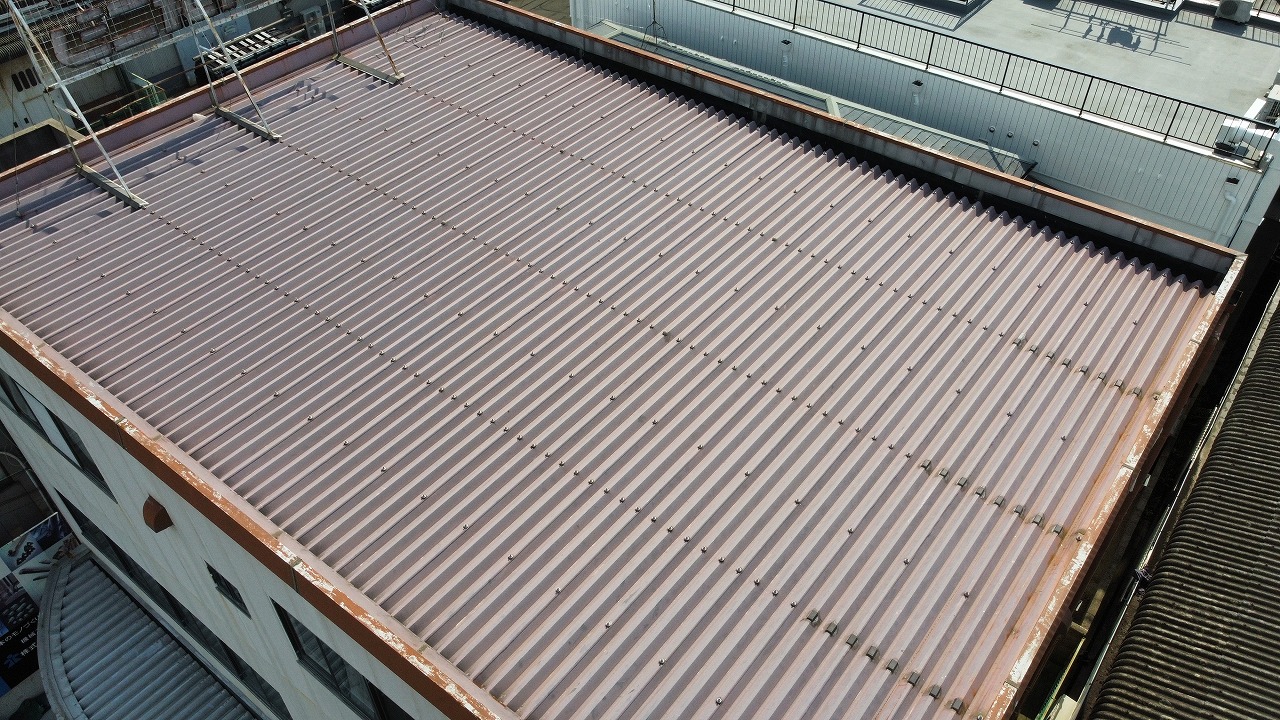 守口市の会社社屋の外壁塗装、屋根塗装、雨漏補修の御見積依頼を頂き、ドローンを使用して調査をして参りました。