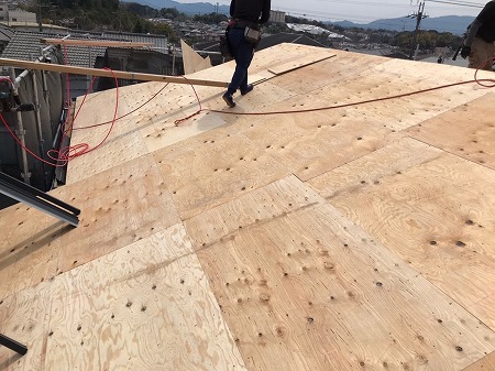 合板を張ります。